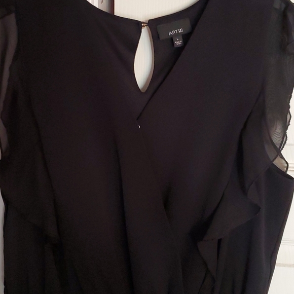 Short ruffle accent V neck romper - Picture 4 of 4